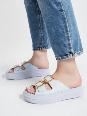 Klapki na koturnie z metalowymi klamrami Blue