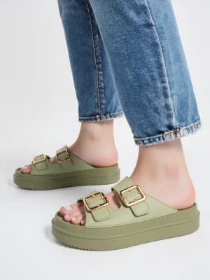 Klapki na koturnie z złotymi klamrami L.green