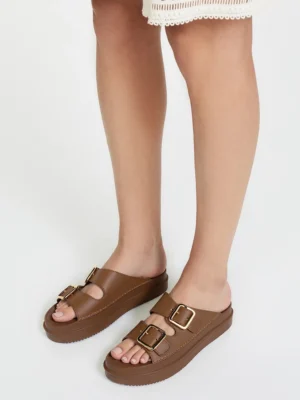 Klapki na koturnie z metalowymi klamrami w kolorze Khaki