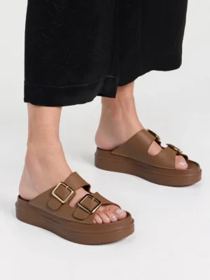 Klapki na koturnie z metalowymi klamrami w kolorze Khaki