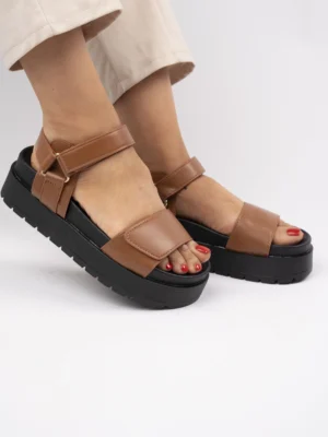 Sandały na platformie z regulowanym paskiem Camel