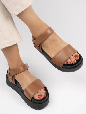 Sandały na platformie z regulowanym paskiem Camel