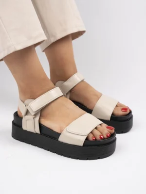 Sandały płaskie damskie z rzepem w kolorze Beige