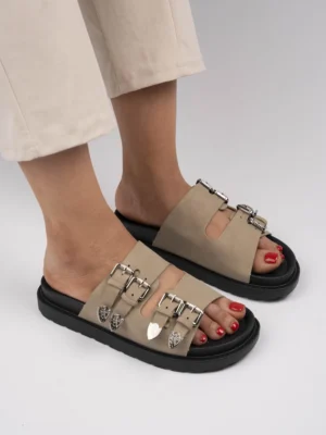 Klapki na koturnie z ozdobnymi klamrami Khaki