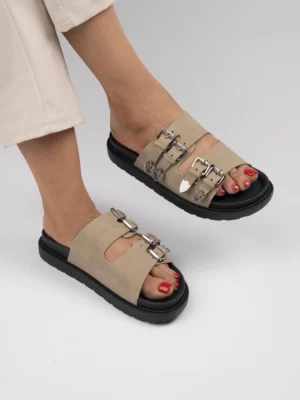 Klapki na koturnie z ozdobnymi klamrami Khaki