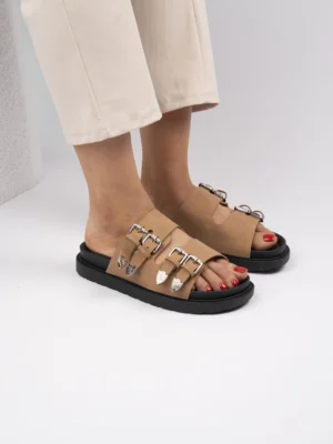 Klapki damskie z klamrami i skórzanymi paskami w kolorze Camel