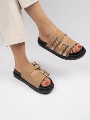 Klapki damskie z klamrami i skórzanymi paskami w kolorze Camel