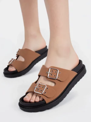 Klapki na koturnie damskie z regulowanymi klamrami w kolorze Camel