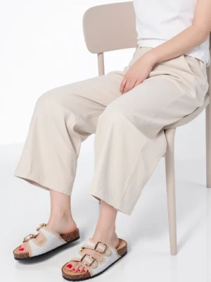 Klapki damskie z klamrami i korkową podeszwą White