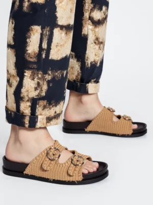 Klapki damskie z podwójną klamrą w kolorze Camel