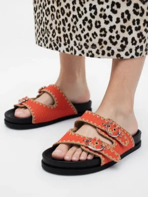 Klapki płaskie z plecionym designem i klamrami Orange