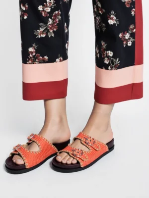 Klapki płaskie z plecionym designem i klamrami Orange