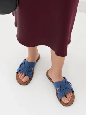 Klapki damskie z ozdobnymi kokardami w kolorze Jeans