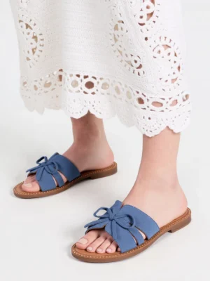 Klapki damskie z ozdobnymi kokardami w kolorze Jeans