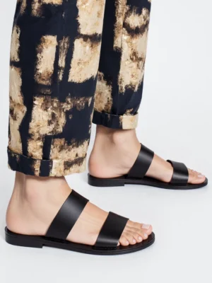 Klapki damskie z podwójnym paskiem w kolorze Black