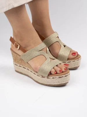Sandały na koturnie z plecioną tkaniną i złotą klamrą Gold