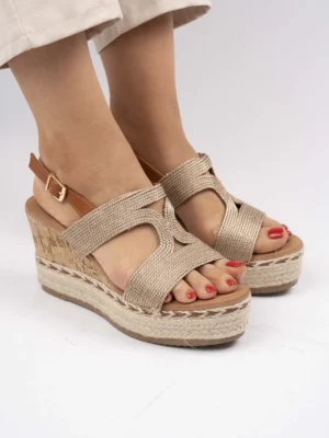 Sandały na koturnie z plecioną teksturą i klamrą w kolorze Champ