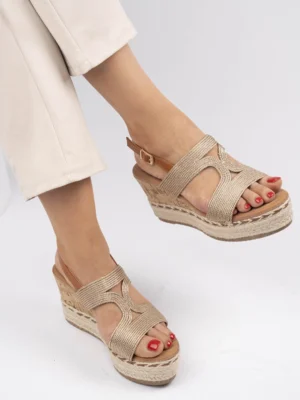 Sandały na koturnie z plecioną teksturą i klamrą w kolorze Champ