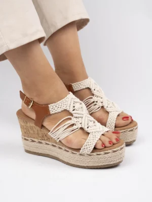 Sandały na koturnie z plecioną cholewką w kolorze Off