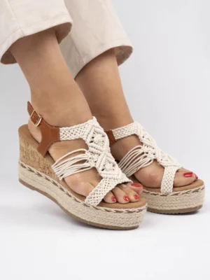Sandały na koturnie z plecioną cholewką w kolorze Off