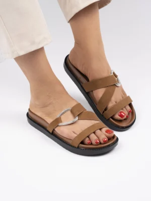 Klapki zamszowe z ozdobną klamrą Camel