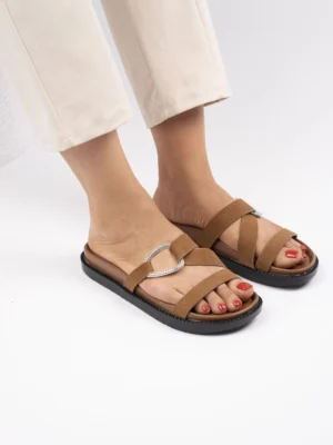 Klapki zamszowe z ozdobną klamrą Camel