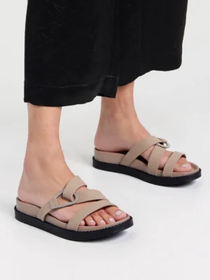 Klapki płaskie z zamszowymi paskami i klamrą w kolorze Beige