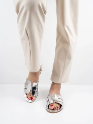 Klapki płaskie damskie z wycięciami w kolorze czarny