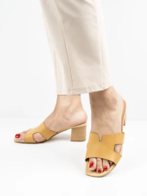 Modne klapki damskie na obcasie w kolorze Apricot