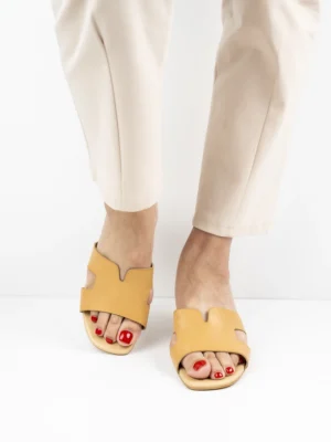 Modne klapki damskie na obcasie w kolorze Apricot