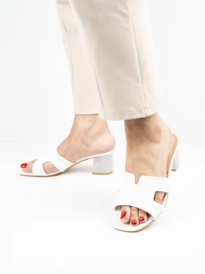 Modne klapki damskie na obcasie w kolorze White