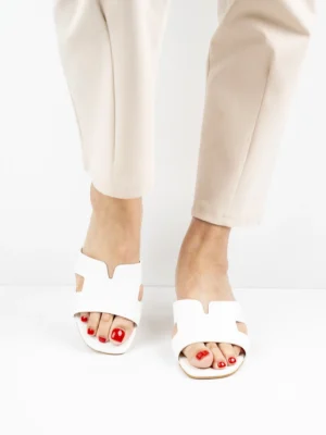 Modne klapki damskie na obcasie w kolorze White
