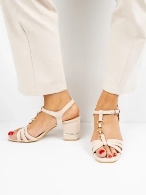 Modne sandały damskie na obcasie w kolorze Beige