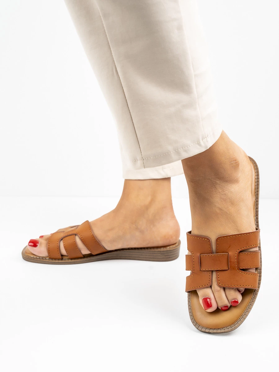 Modne klapki damskie w kolorze Camel