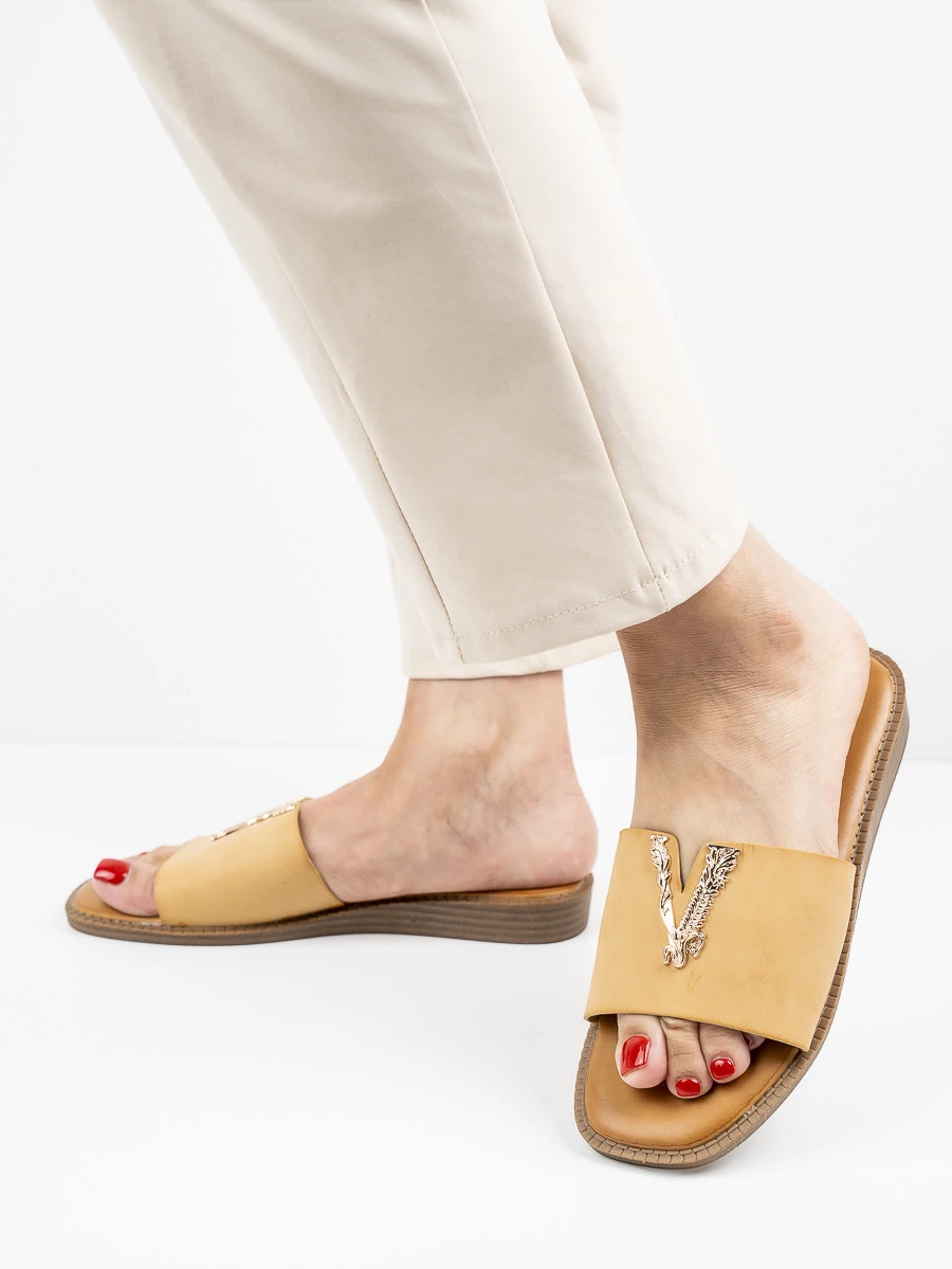 Modne klapki damskie w kolorze Beige