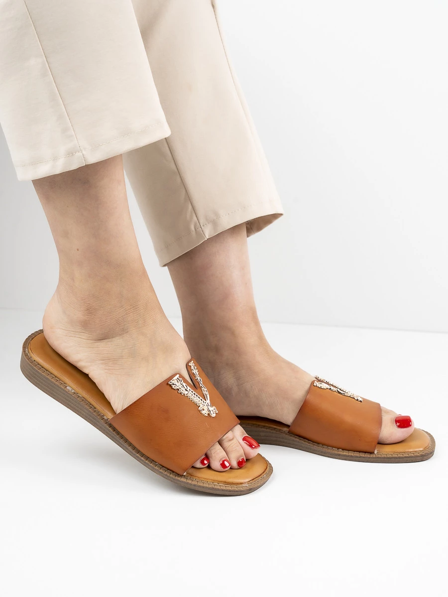 Modne klapki damskie w kolorze Camel