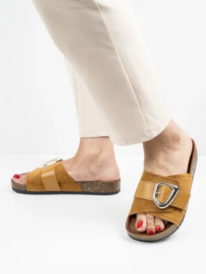 Modne klapki damskie w kolorze Camel