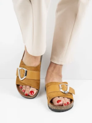 Modne klapki damskie w kolorze Camel