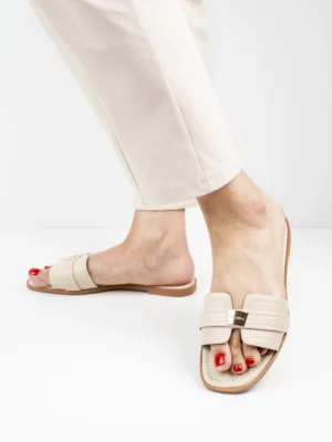 Modne klapki damskie w kolorze Beige