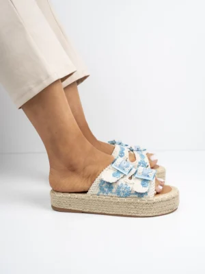 Klapki z paskami i ozdobą z klamrą w kolorze Blue