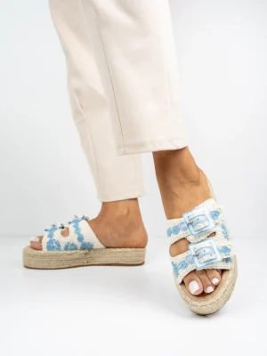 Klapki z paskami i ozdobą z klamrą w kolorze Blue