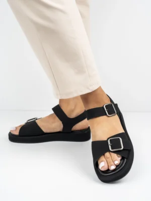 Sandały płaskie z dużymi klamrami w kolorze Black