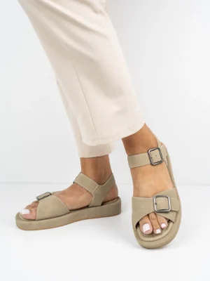 Sandały płaskie damskie z klamrą w kolorze Khaki