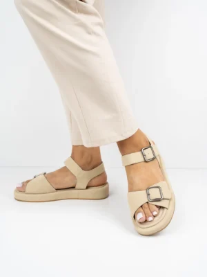Sandały płaskie damskie z klamrą w kolorze Apricot