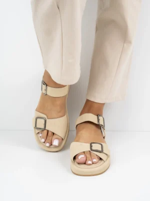 Sandały płaskie damskie z klamrą w kolorze Apricot