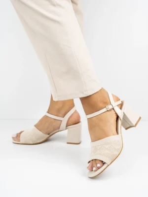 Sandały na obcasie z ażurowym wzorem w kolorze Beige