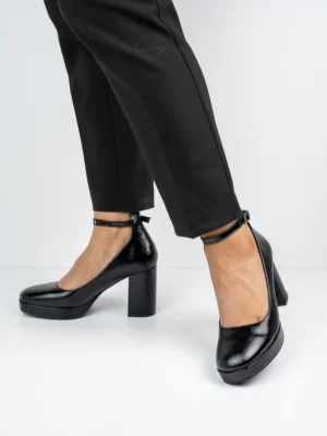 Czółenka damskie na obcasie z paskiem w kolorze Black