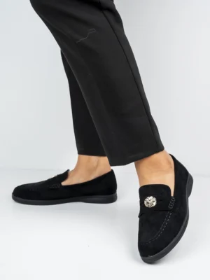 Mokasyny z ozdobnym emblematem w kolorze Black