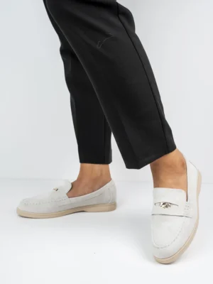 Mokasyny z elegancką ozdobą w kolorze Grey