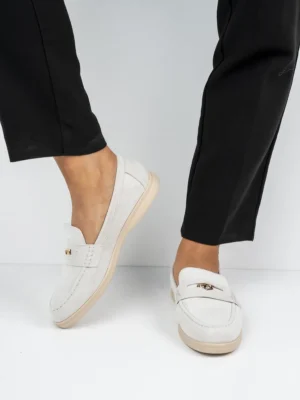 Mokasyny z elegancką ozdobą w kolorze Grey